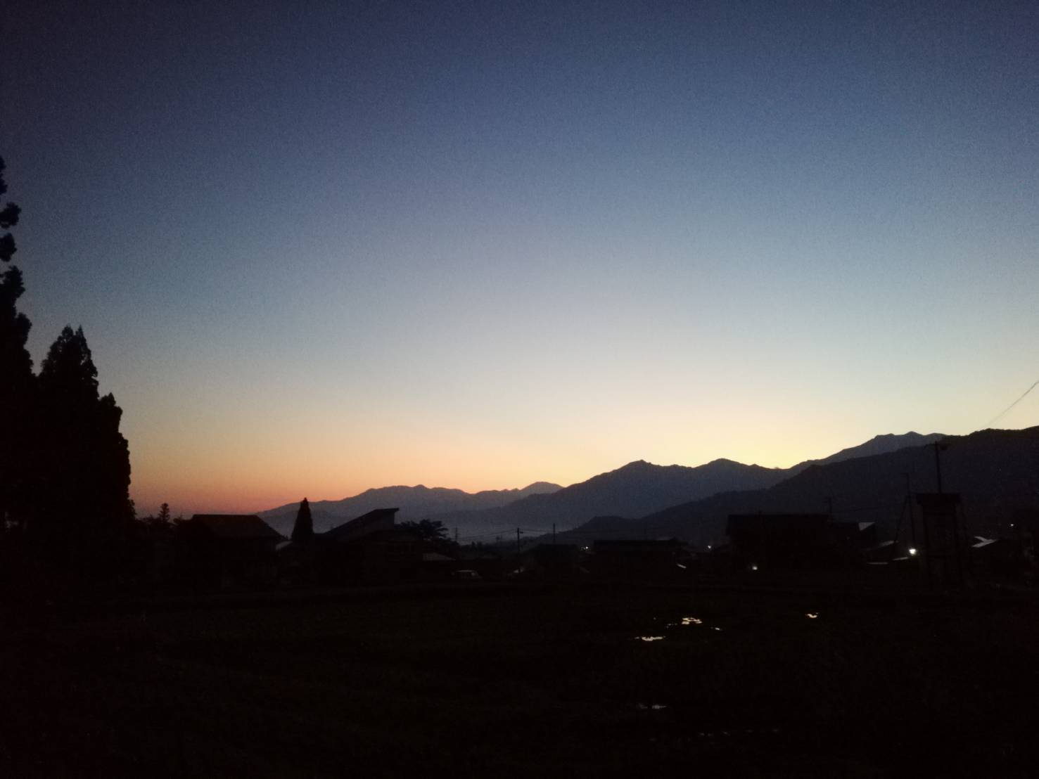 名月荘 当館は新潟県石打駅より車で3分、関越高速道塩沢石打I.Cより車で5分。 景勝清津峡、秋山郷、信濃路へと通じる国道353沿いにあり